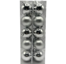 Douze boules de Noël dans un emballage transparent.