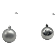 Achtzehn Christbaumkugeln aus Kunststoff