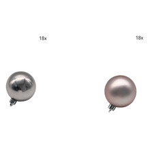 Dix-huit boules de Noël en plastique