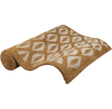 Tapis de coco à motifs, partiellement enroulé