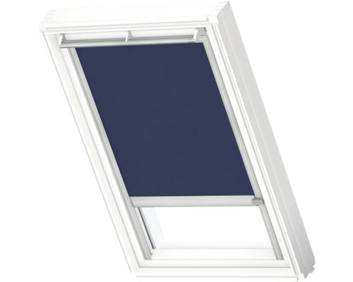 Dachfenster mit blauem Rollo zur Verdunkelung