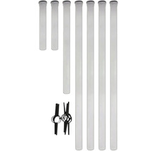 Plusieurs tuteurs de plantes en plastique de différentes longueurs et des clips pour plantes