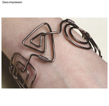 Bracelet en fil de fer au poignet