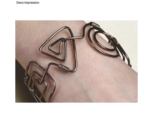Bracelet en fil de fer au poignet