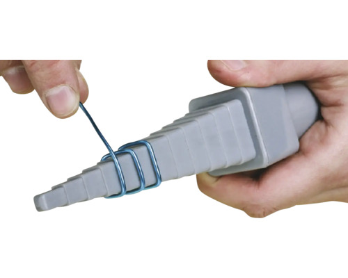 Outil de cintrage de fil métallique en cours d''utilisation pour cintrer du fil métallique