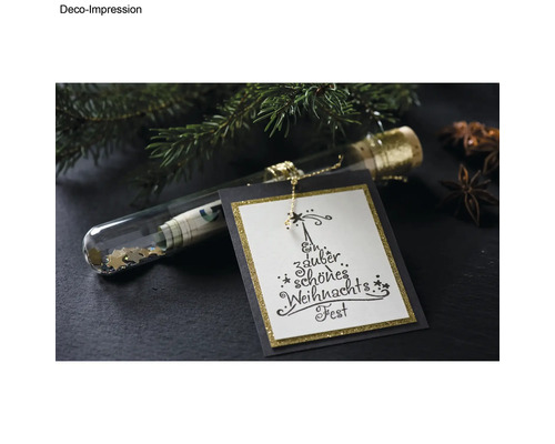 Dekorative Glasröhre mit Geld, Sternen und Weihnachtsgrußkarte