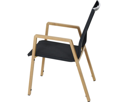 Holzstuhl mit Armlehnen und schwarzer Sitzfläche