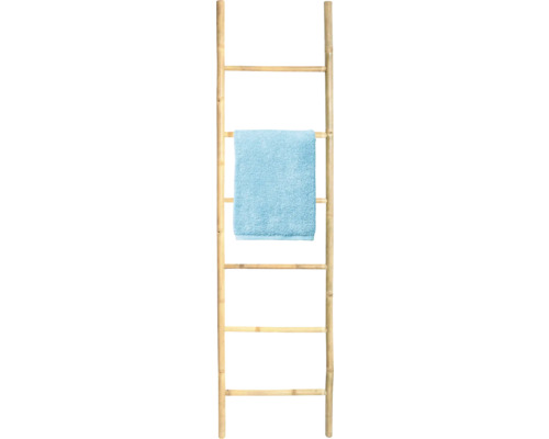 Scène de salle de bains avec porte-serviettes en bambou et serviette bleu clair