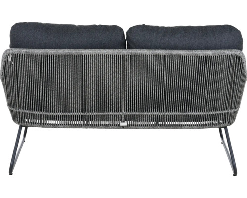 Vue arrière d'un canapé de jardin deux places gris avec dossier tressé et coussins