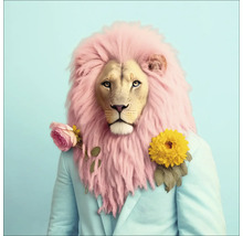 Löwe mit rosa Mähne, Jackett und Blumen