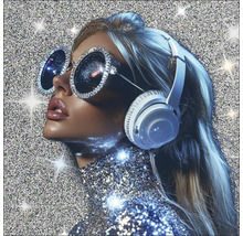 Frau mit Kopfhörern und Sonnenbrille