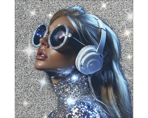 Frau mit Kopfhörern und Sonnenbrille