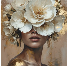 Porträt einer Frau mit Blumenschmuck am Kopf und goldenen Akzenten