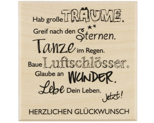 Holzschild mit dem Spruch: Hab große Träume, Greif nach den Sternen, Tanze im Regen, Baue Luftschlösser, Glaube an Wunder, Lebe dein Leben, Jetzt! Herzlichen Glückwunsch.