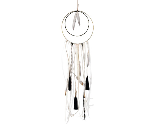 Attrape-rêves avec plumes et rubans comme décoration
