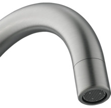 Detailansicht eines gebogenen Wasserhahn-Auslaufs aus Metall.