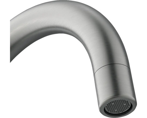 Detailansicht eines gebogenen Wasserhahn-Auslaufs aus Metall.