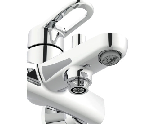 Gros plan d''un robinet de baignoire chromé