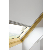 Dachfenster mit Rollladen in einem hellen Raum