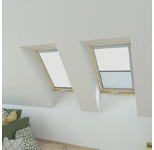 Deux fenêtres de toit avec fenêtre ouverte et store dans une pièce mansardée