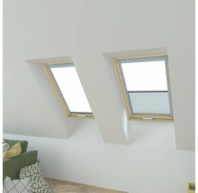 Deux fenêtres de toit dans une pièce lumineuse