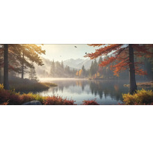 Malerische Landschaft mit See, Bäumen und Bergen im Hintergrund