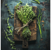 Bündel frischer Kräuter auf einem Holzbrett