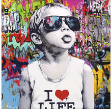 Wandbild mit einem Jungen mit Sonnenbrille und dem Schriftzug I love life vor einer Graffitiwand