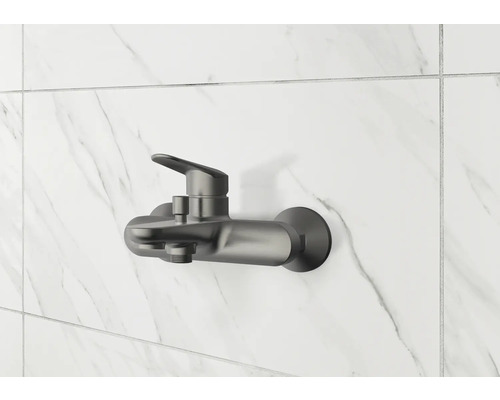 Robinet de douche apparent sur carrelage