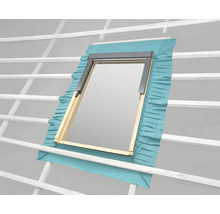 Dachfenster mit Einbaurahmen und Dämmstoffmanschette in einem Dach montiert.