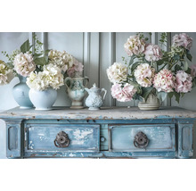 Arrangement décoratif avec des hortensias dans des vases sur une commode bleue de style vintage