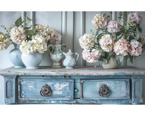 Arrangement décoratif avec des hortensias dans des vases sur une commode bleue de style vintage