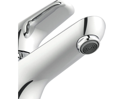 Nahaufnahme einer verchromten Waschtischarmatur