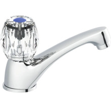 Robinet avec poignée transparente à facettes et bec chromé
