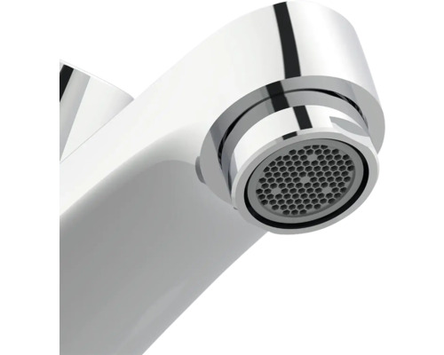 Nahaufnahme eines Wasserhahn-Auslaufs mit Perlator