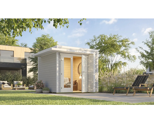 Abri de jardin moderne avec portes ouvertes, entouré de gazon et de plantes.