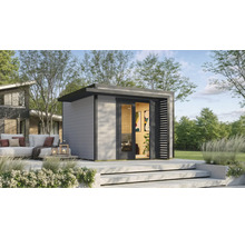 Modernes Gartenhaus mit geöffneter Tür und angrenzender Terrasse im Garten.