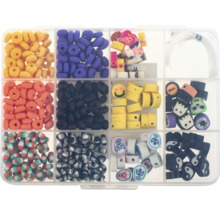 Assortiment de perles de bricolage variées dans une boîte transparente