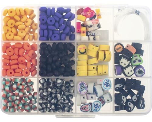 Assortiment de perles de bricolage variées dans une boîte transparente