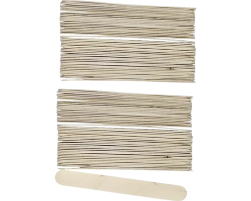 Bastelhölzer natur 18x150 mm 100 Stück Mehrere Holzspatel liegen übereinander.