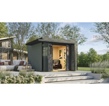 Abri de jardin avec portes doubles ouvertes, terrasse et mobilier de jardin dans un environnement de jardin.