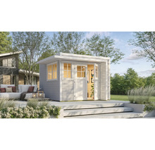 Gartenszene mit Holzgartenhaus mit Fenster und offener Tür auf Terrasse