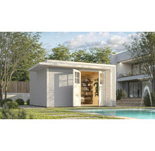 Modernes Gartenhaus mit geöffneten Doppeltüren und heller Inneneinrichtung neben einem Pool