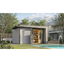 Gartenhaus mit geöffneter Tür neben einem Pool und Bäumen