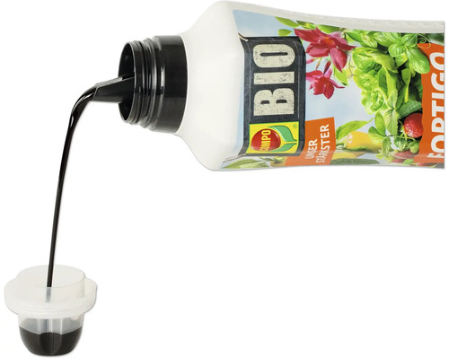 Flüssigdünger wird in eine Dosierkappe gegossen