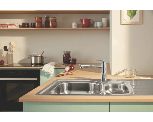 Küchenszene mit Spüle, Armatur und Lebensmitteln auf der Arbeitsfläche