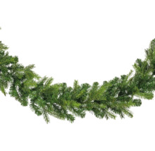 Dekorative Tannengirlande zur Weihnachtszeit