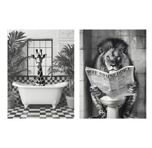 Image murale avec girafe dans la baignoire et lion aux toilettes, optique noir et blanc