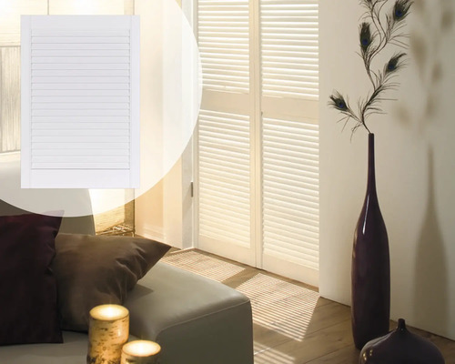 Pièce avec des volets blancs, un canapé, des coussins et de la décoration