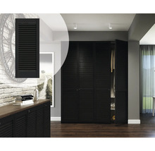 Chambre à coucher avec grande armoire à portes persiennes